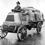 1902: De eerste Scania, een 1,5 tonner met een topsnelheid van 12 km/uur.