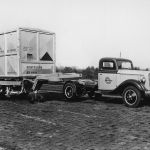 1936: DAF Roller, van de Algemene Transport Onderneming, onderdeel van de NS. Ernaast een Ford V8 1,5 tonner uit de jaren 30.