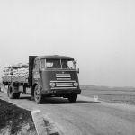 1950: DAF A50 met zakgoed op de dijk