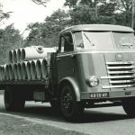 1957: DAF 1500 met rioolbuizen